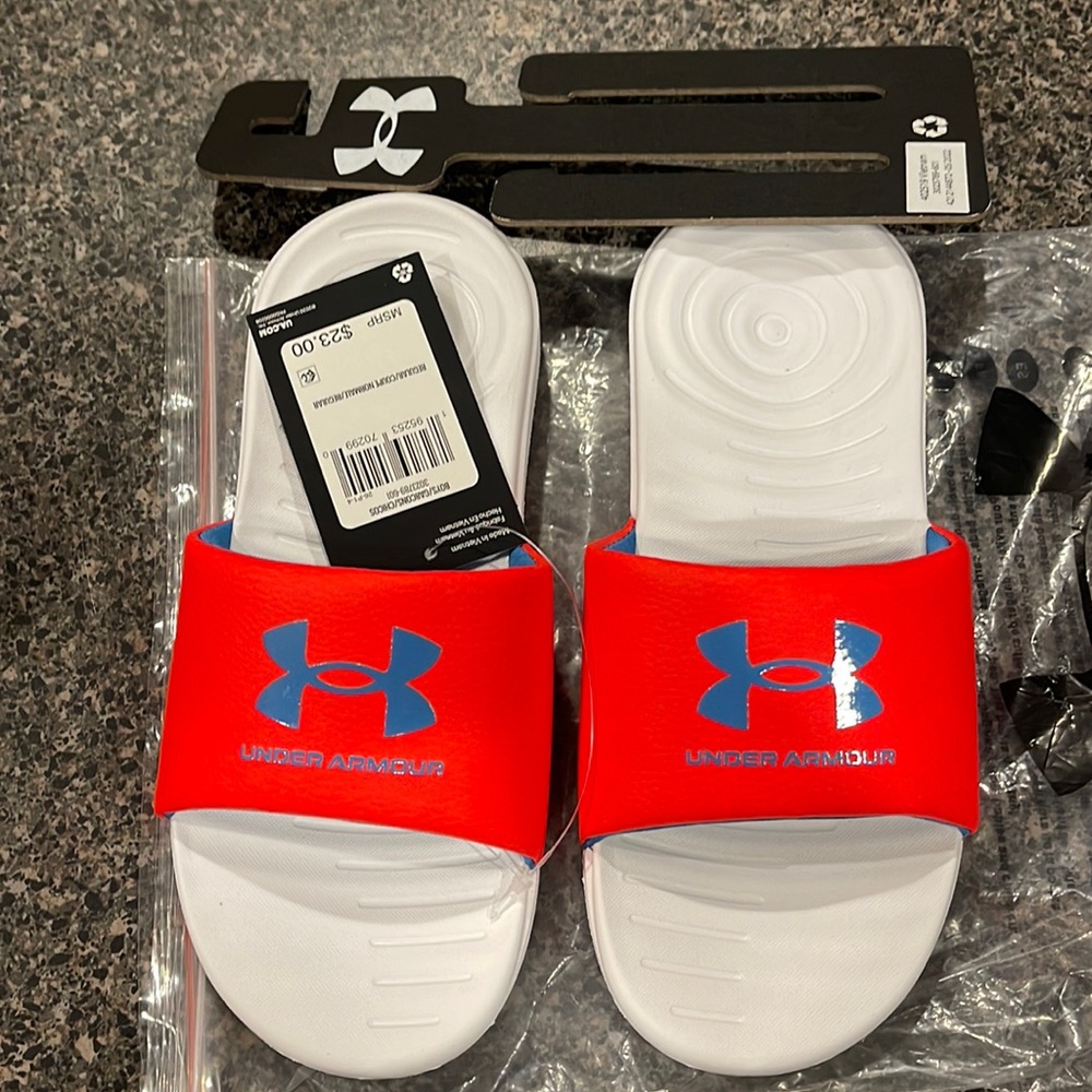 NWT Kids’ Under Armour Size 3Y Slides